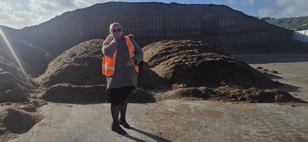 Diana Șoșoacă vizitează o fabrică de biogaz din Marea Britanie, legată de AstraZeneca