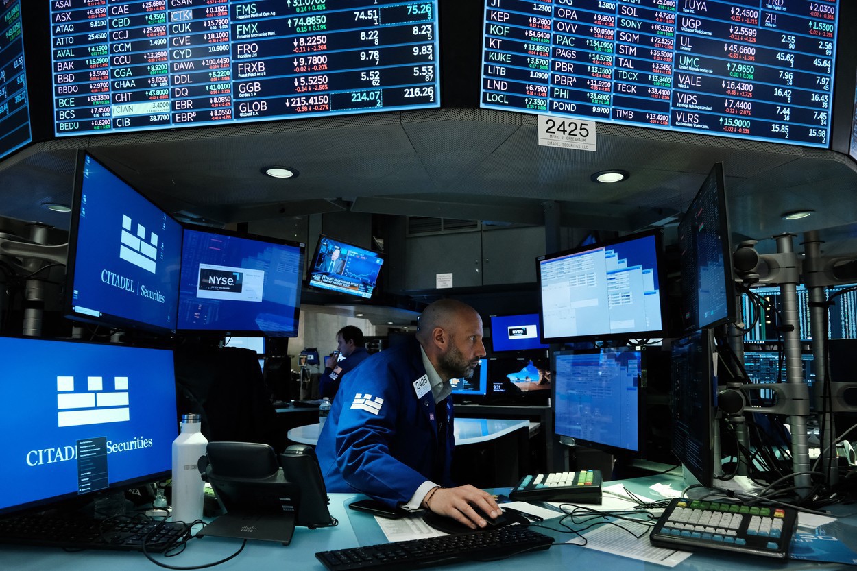 Schimbare de paradigmă pe Wall Street: Investitorii renunță la semiconductori pentru bunuri de consum de bază
