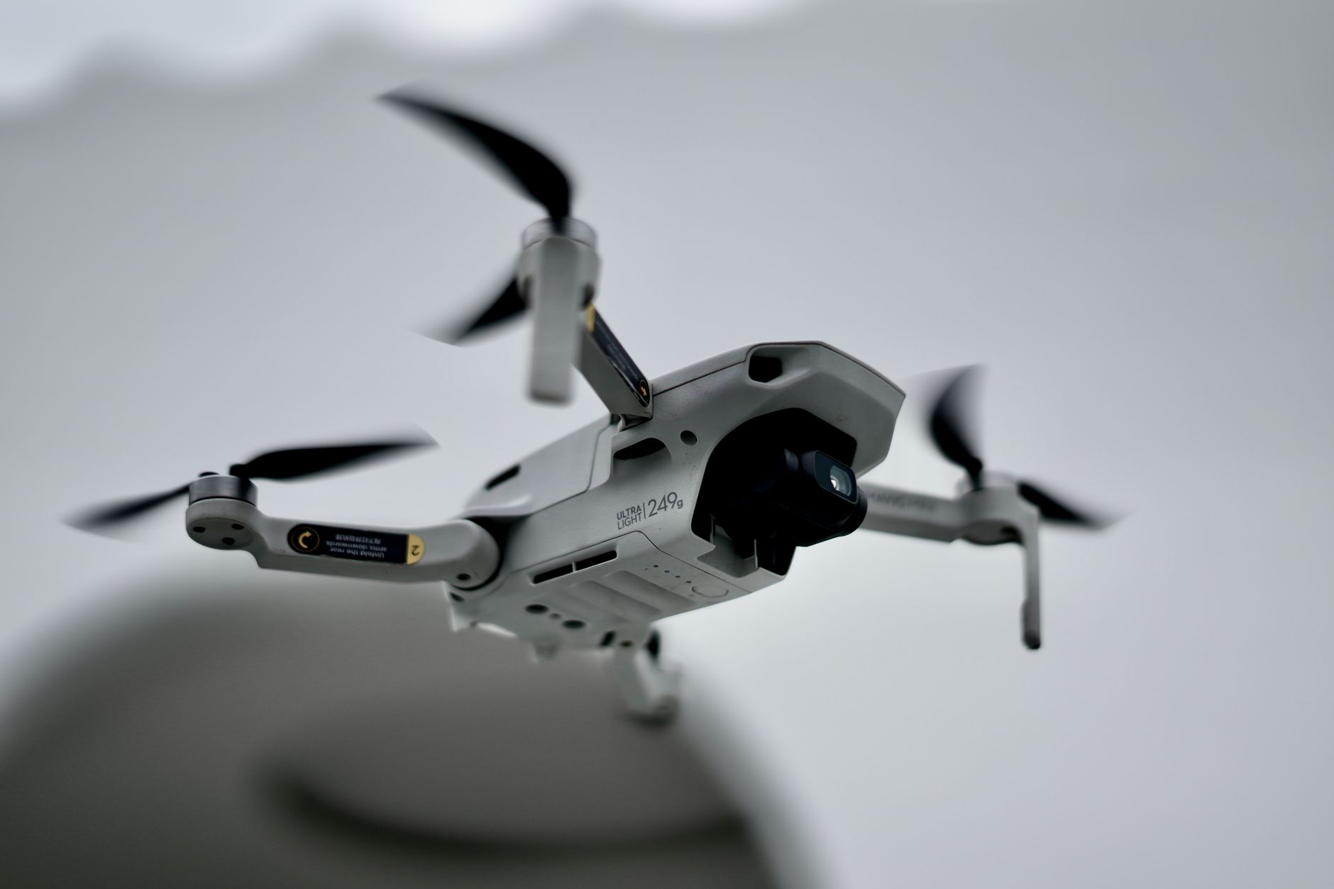 Analiza EPRS: Europa se confruntă cu lacune în detectarea dronelor și în combaterea atacurilor hibride