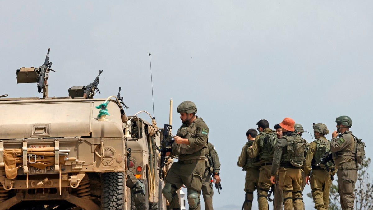 Soldat israelian filmat lovind repetat în cap un deținut palestinian legat și cu ochii acoperiți