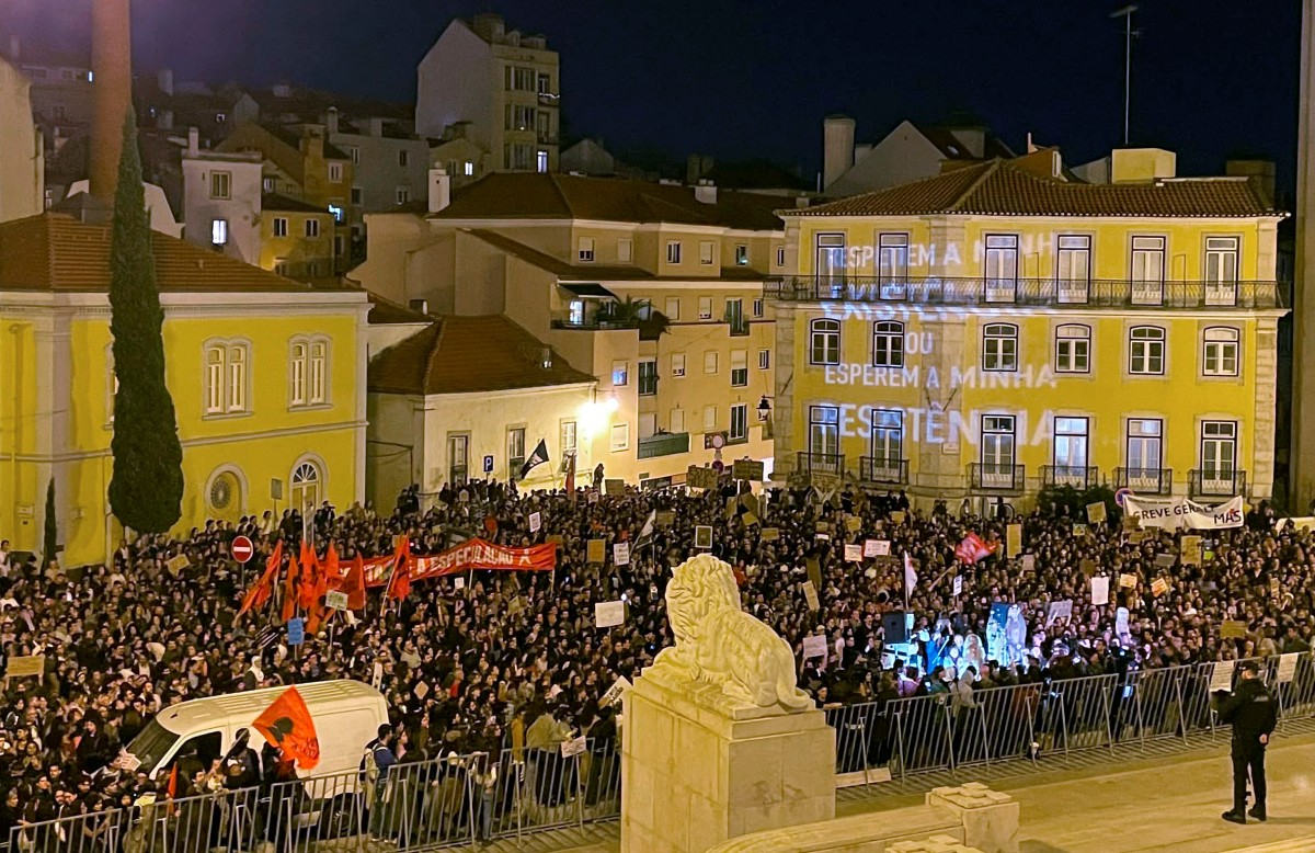 Mii de persoane au manifestat la Lisabona împotriva crizei locuințelor și a intervențiilor poliției