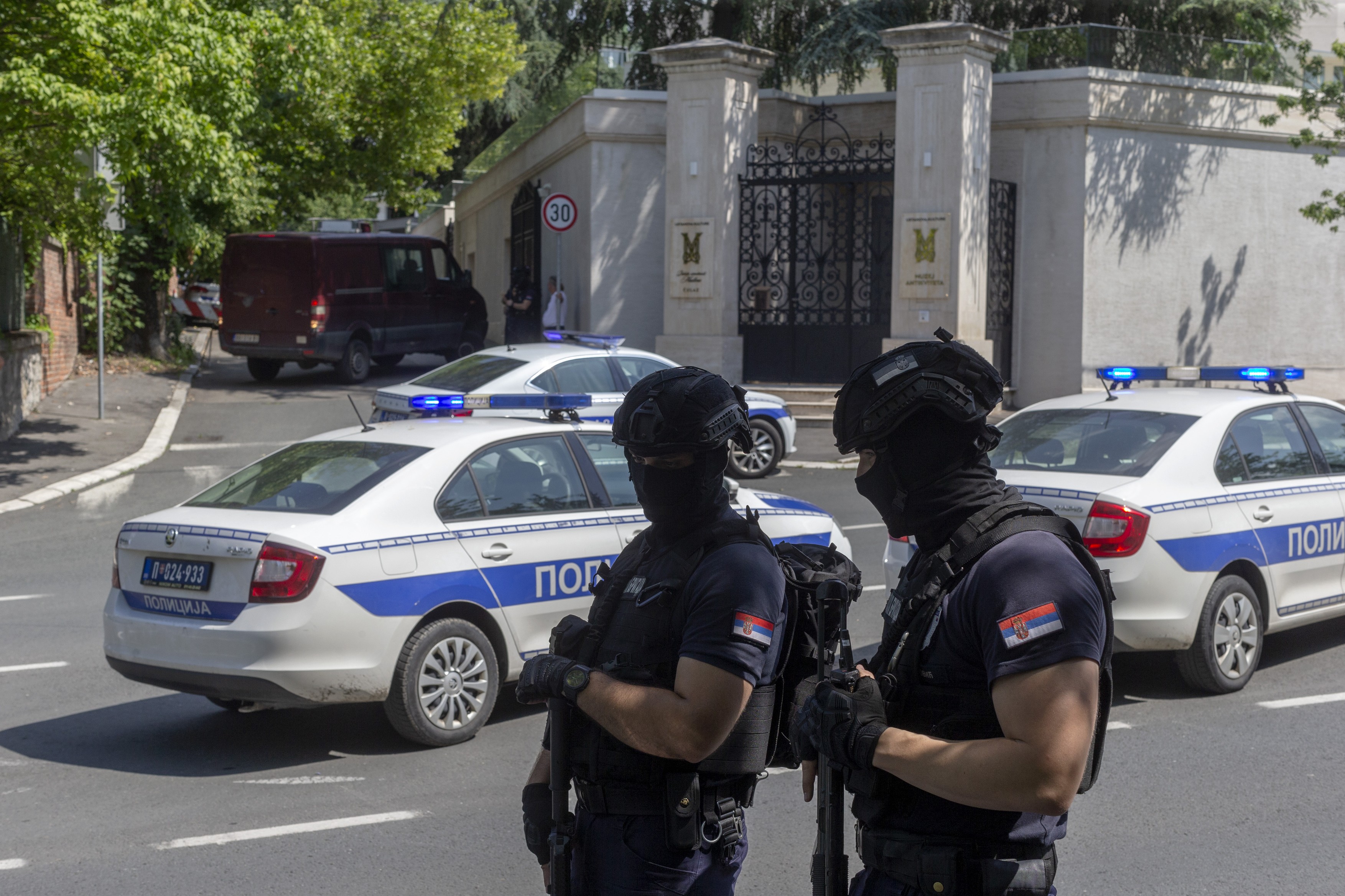Atac asupra ambasadei Israelului din Belgrad: un minor a fost împușcat mortal de poliție