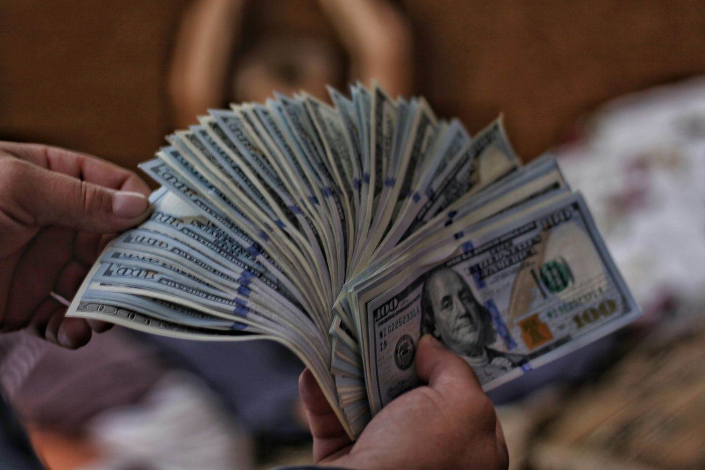 Dolarul american rămâne aproape de maximul ultimelor două săptămâni înainte de decizia Fed