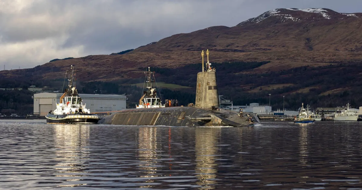 Regatul Unit desfășoară simultan trei submarine nucleare strategice pe mare