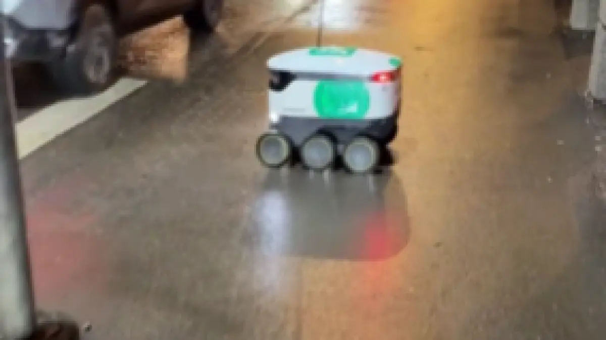 Accident cu un robot de livrări în Estonia: 9 persoane au fost rănite după coliziunea cu un autobuz