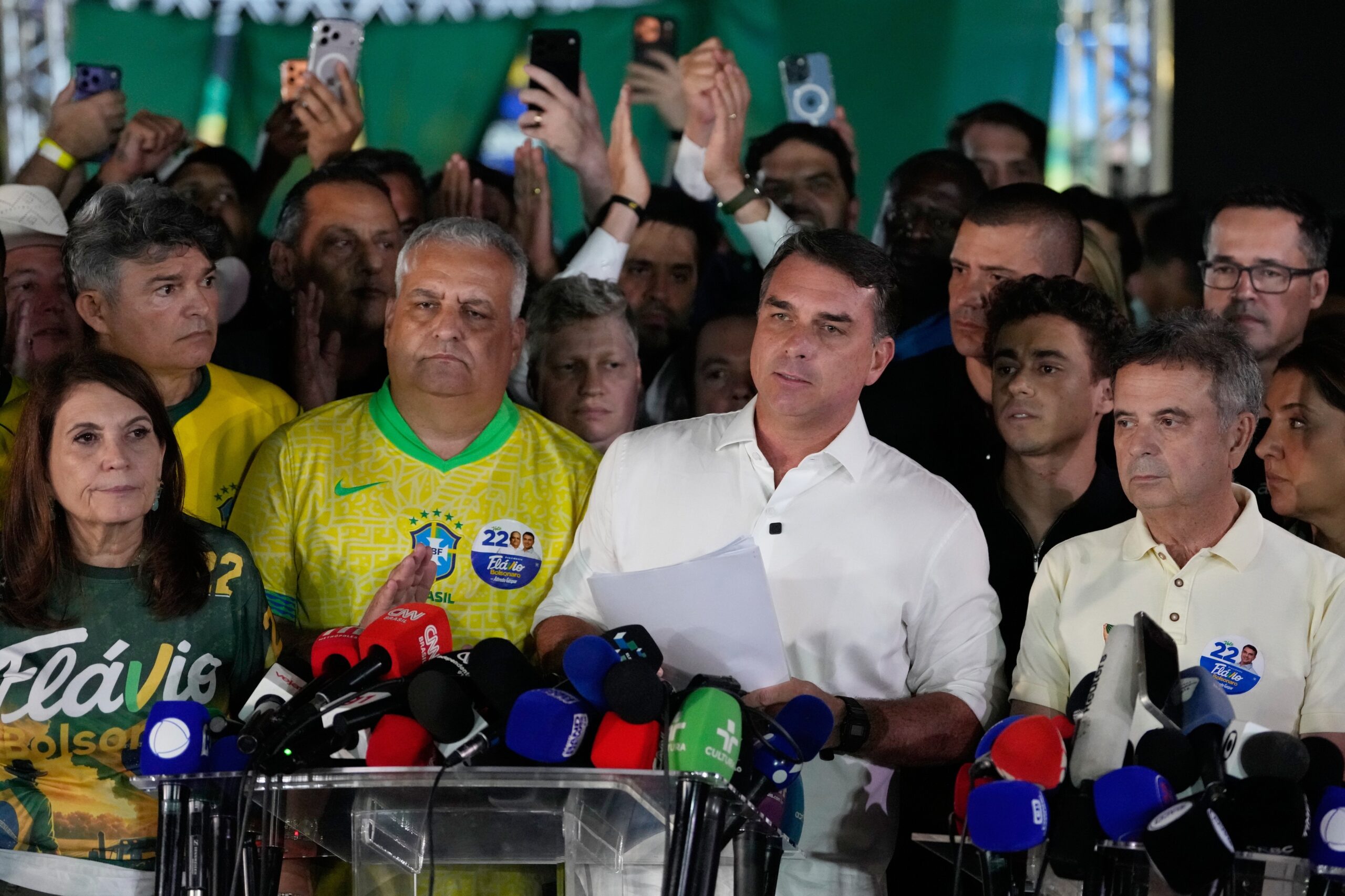 Flávio Bolsonaro a ajuns în SUA după înfrângerea la alegerile din Brazilia