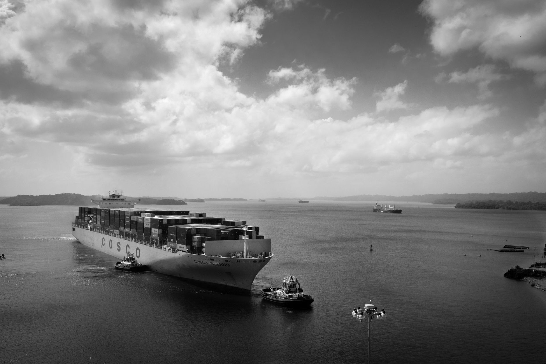 Containere cu substanțe periculoase plutesc în Marea Neagră după atacul asupra navei CONTSHIP JET