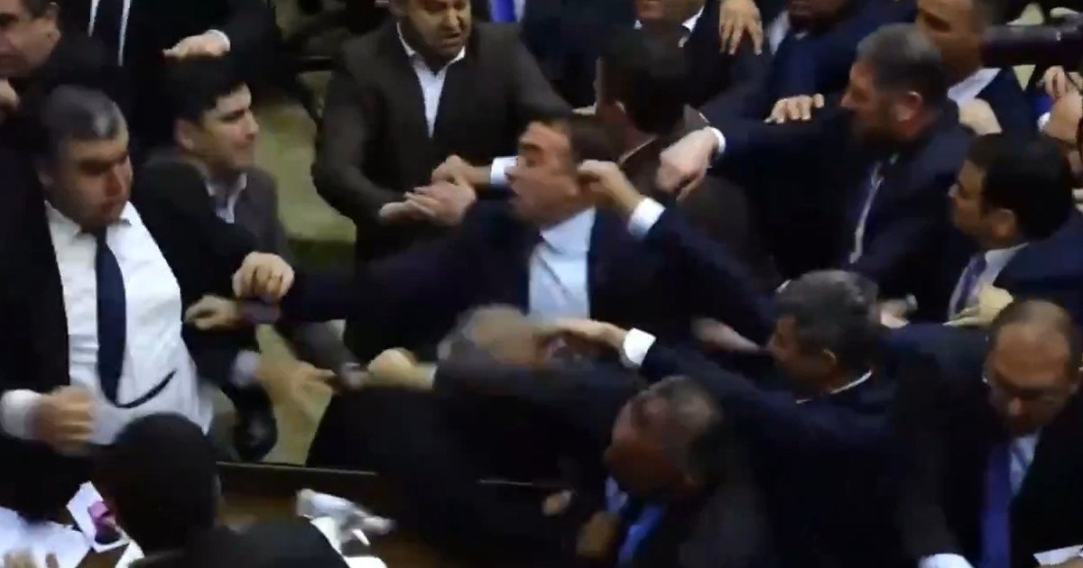 Conflict violent în Parlamentul Armeniei: Deputații s-au luptat fizic în timpul unei ședințe oficiale