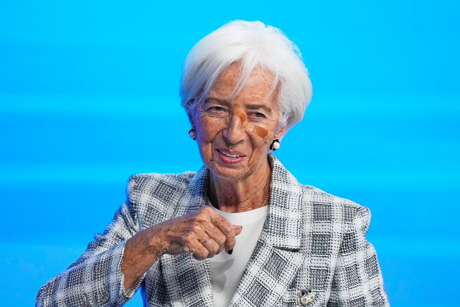 Christine Lagarde explică prezența plasturilor pe față și anunță demisia de la BCE