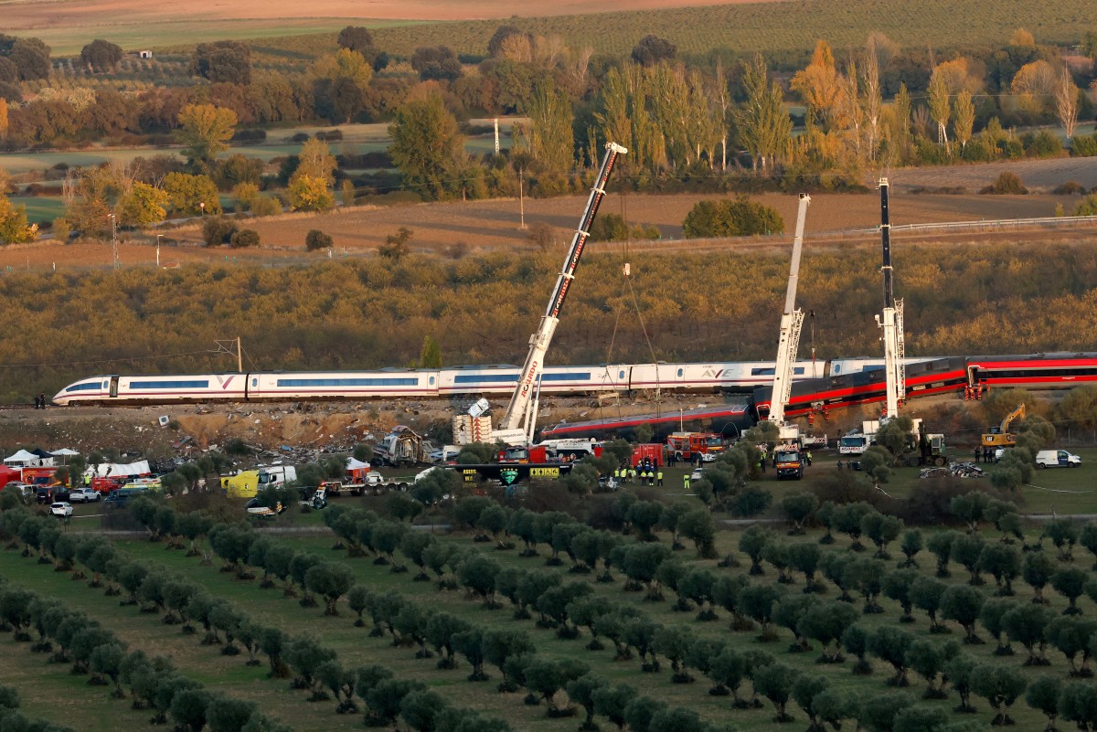 Accident feroviar mortal în Spania: Trenul circula cu 195 km/h când a lovit un alt tren staționat