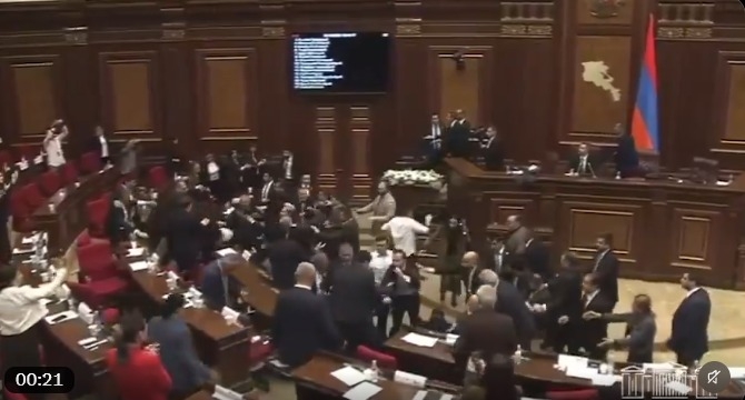 Violențe în Parlamentul Armeniei: Deputați din opoziție și de la guvern se sunt luptat fizic