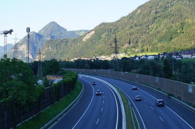 Elveția pregătește măsuri drastice pentru combaterea penuriei de combustibil: viteza pe autostrăzi ar putea fi redusă