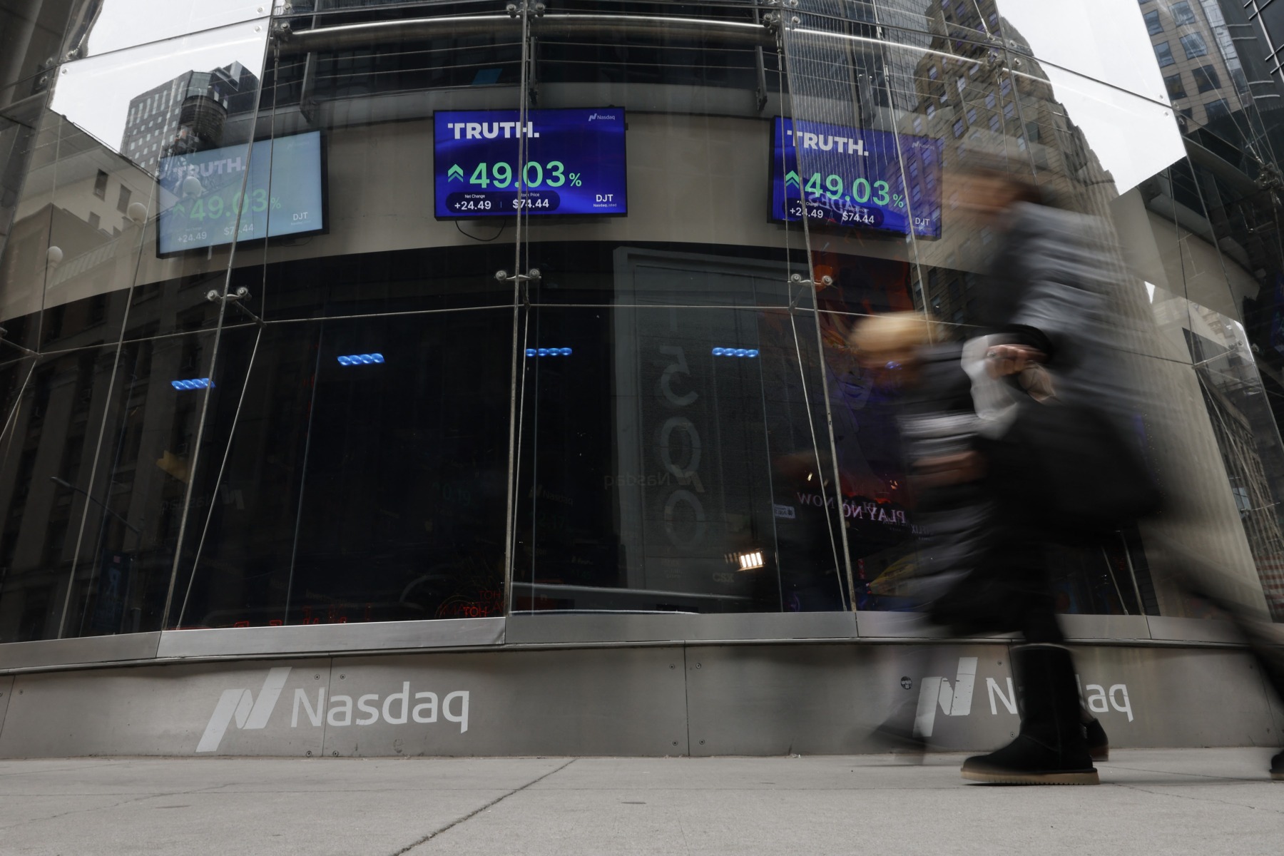 Prăbușire pe Nasdaq: Contractele futures scad cu peste 2% pe fondul pierderilor Amazon și Intel