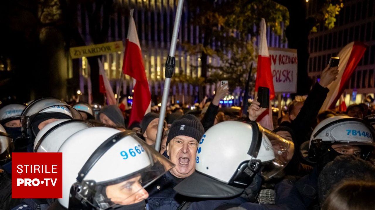Criză politică majoră în Polonia: Poliția anti-revoltă a intervenit în fața Curții Constituționale