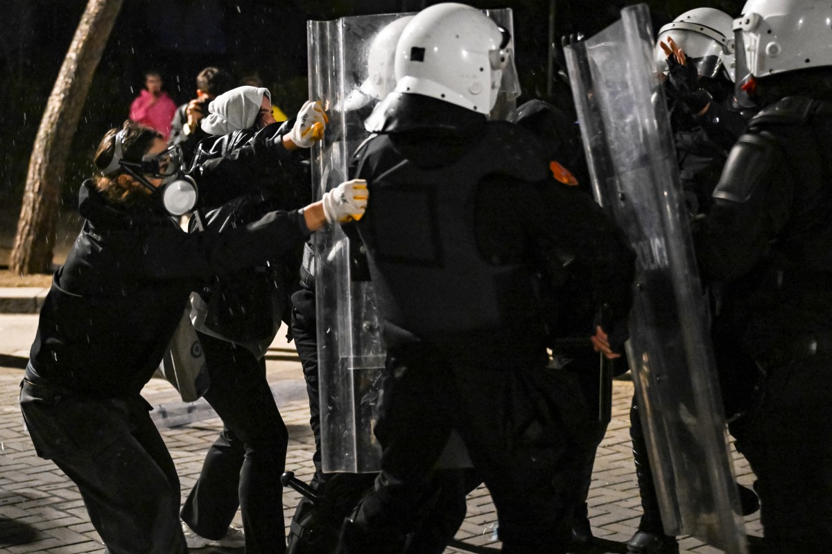 Proteste violente la Tirana: Studenții cer demisia lui Edi Rama și au atacat poliția