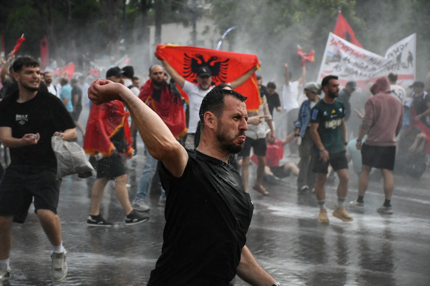 Violențe în Tirana: Protestatari cu fețele acoperite au atacat forțele de ordine în fața Ministerului Educației