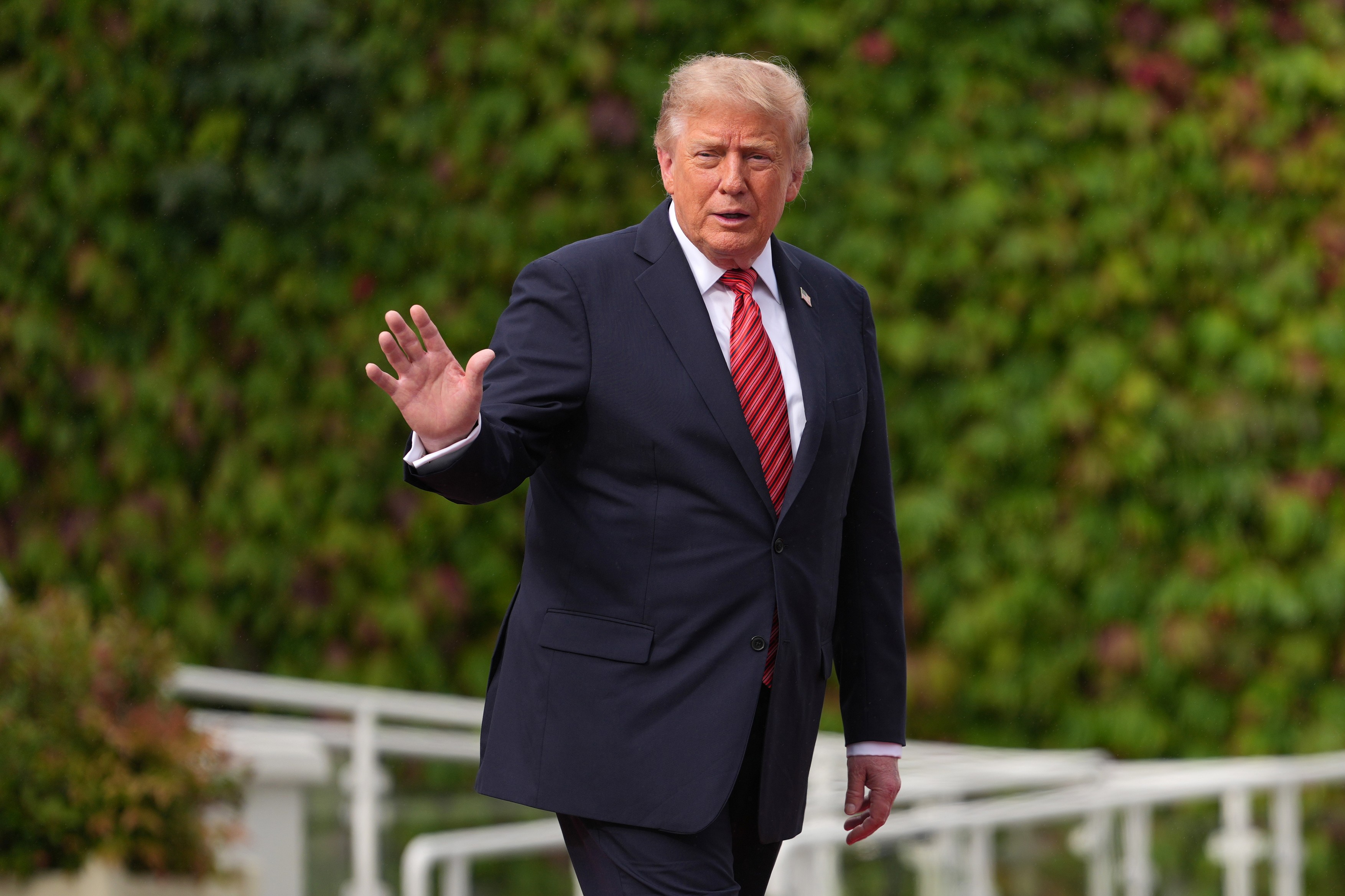 Donald Trump a ajuns în Irlanda pentru o vizită de două zile, axată pe interese personale și golf