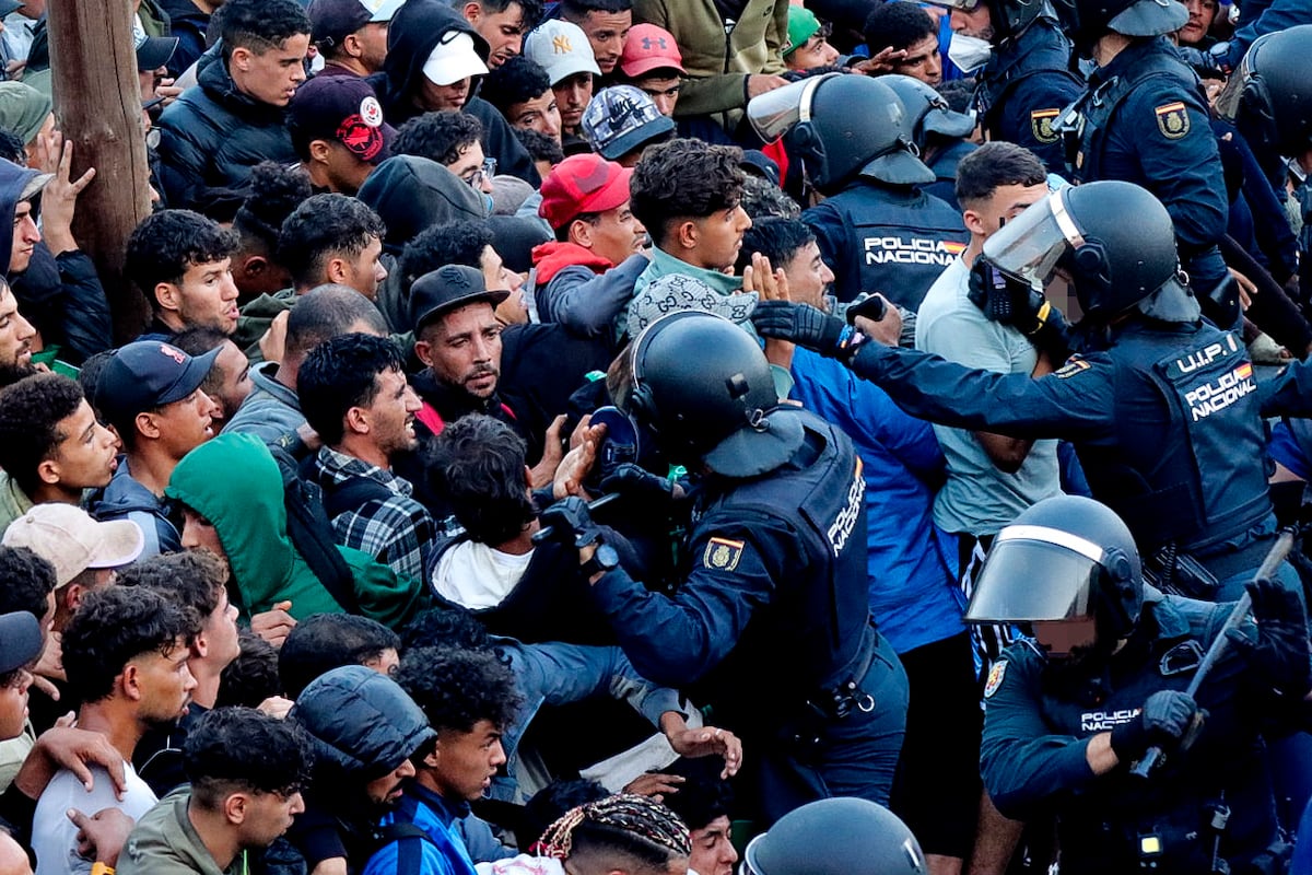 Poliția spaniolă a început evacuarea miilor de migranți de pe plajele din Ceuta. S-au folosit gloanțe de cauciuc