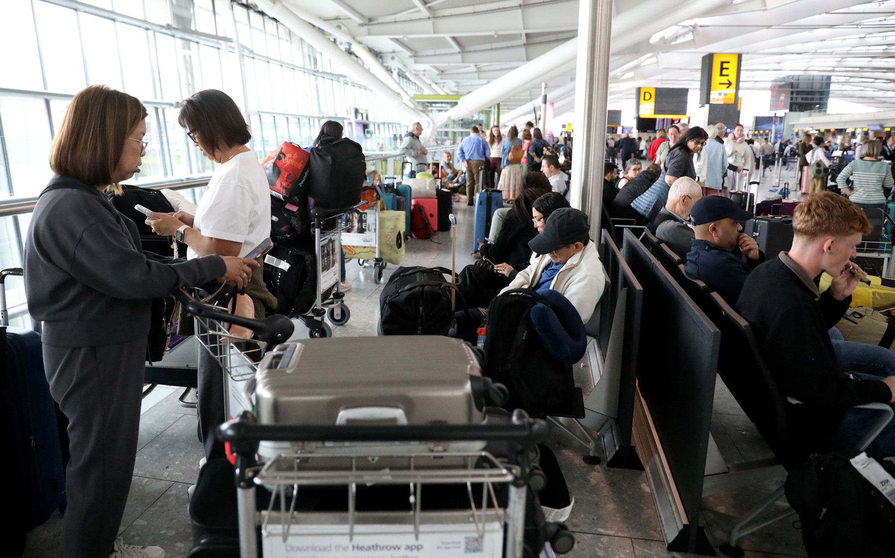 Eroare de software a blocat traficul aerian în Marea Britanie: mii de zboruri anulate