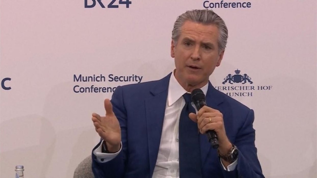 Gavin Newsom critică dur amenințările lui Donald Trump privind fondurile FEMA în contextul campaniei electorale