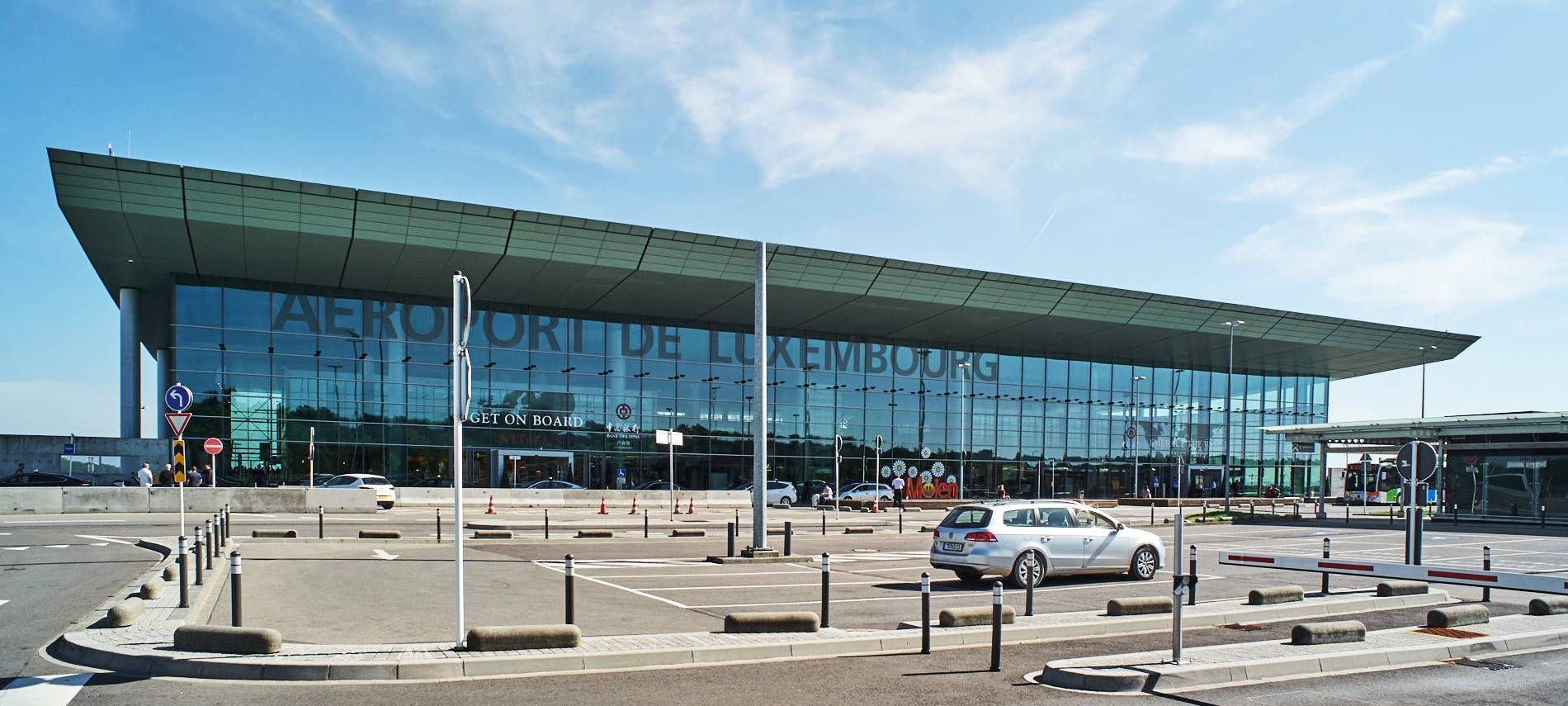 Traficul aerian pe aeroportul din Luxemburg a fost suspendat temporar din cauza detectării dronelor