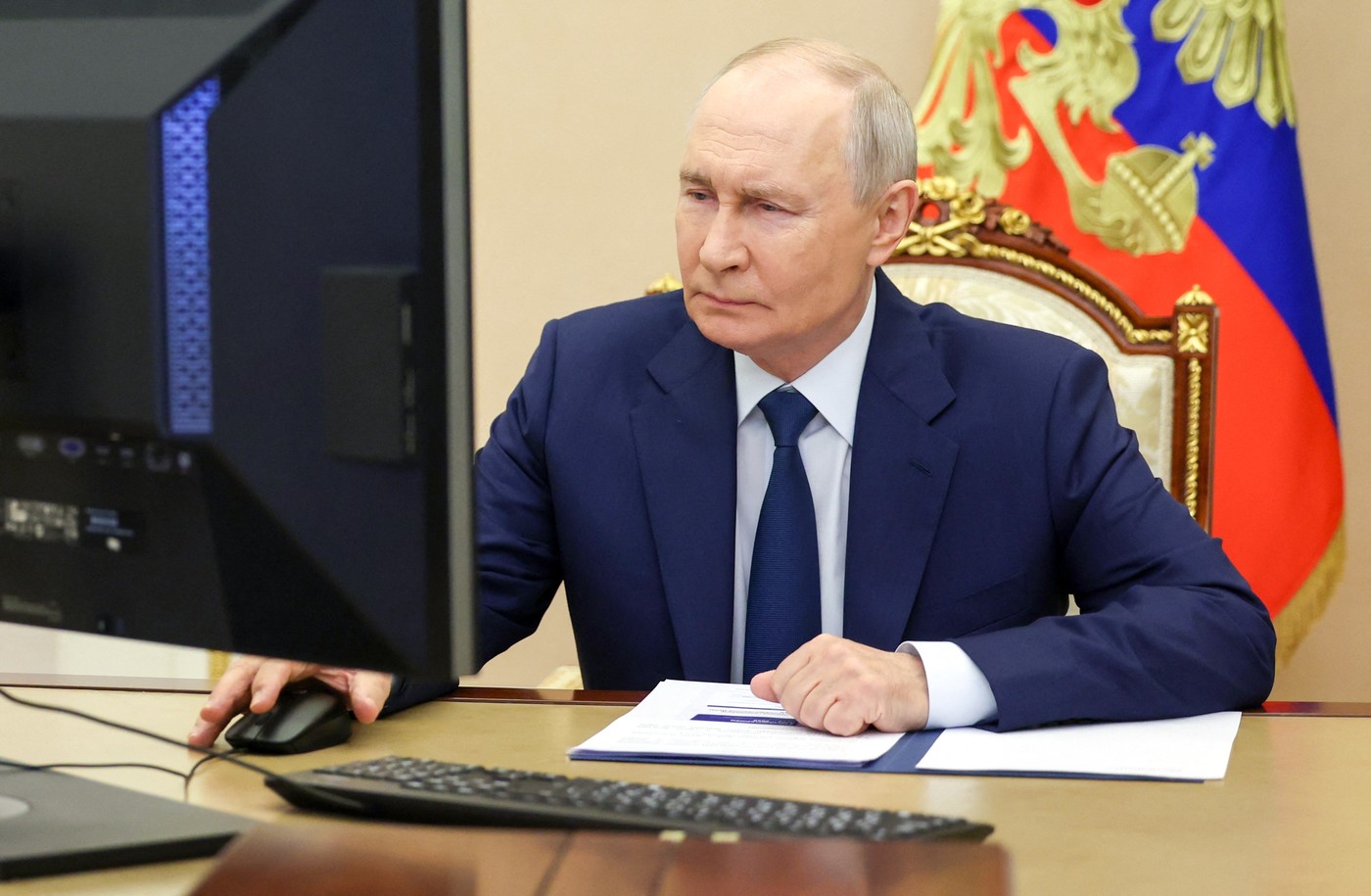 Imagini virale cu Vladimir Putin la votul electronic: Detaliul tehnologic care a stârnit ironia pe rețelele sociale
