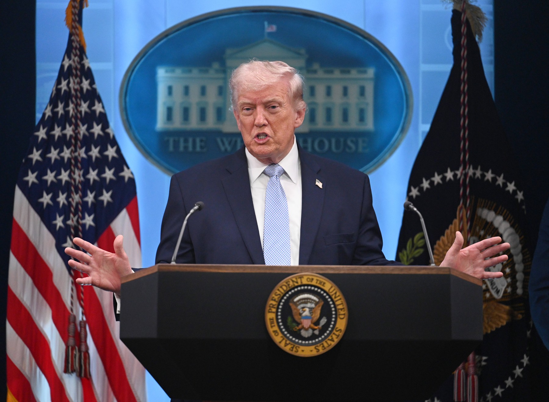 Casa Albă a interzis accesul jurnaliștilor de la CNN, MS NOW și Politico; Trump amenință alte publicații