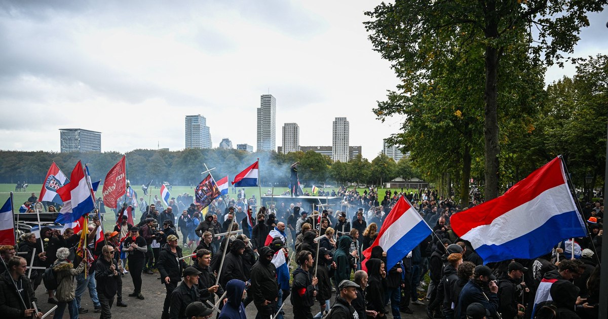 Violențe la Haga: Manifestația extremei drepte a degenerat în confruntări cu poliția și agresiuni asupra jurnaliștilor