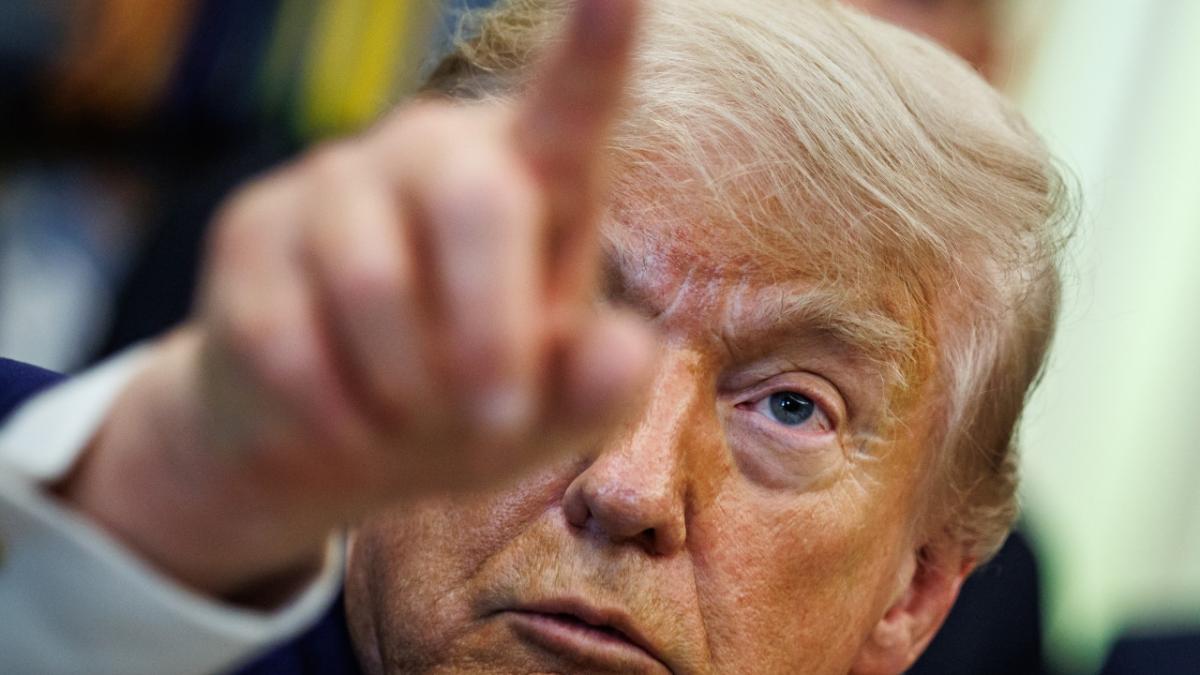 Donald Trump avertizează Teheranul: „Mai bine să se poarte frumos” în contextul tensiunilor militare
