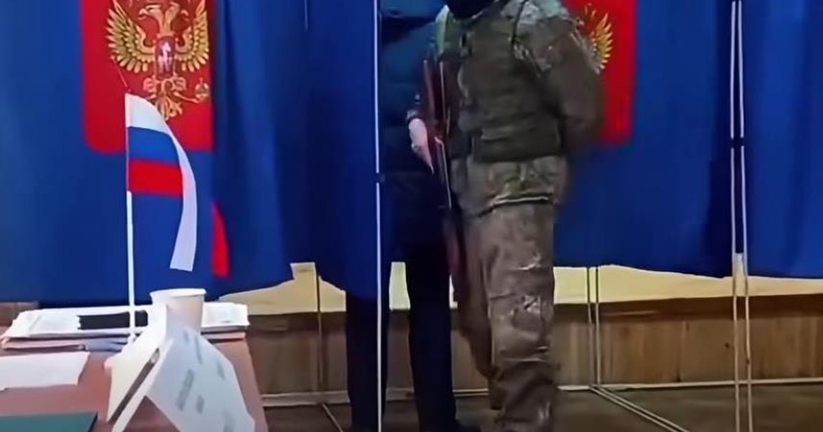 Imagini cu soldați înarmați în secțiile de votare din Rusia. Moscova acuză ingerințe cibernetice