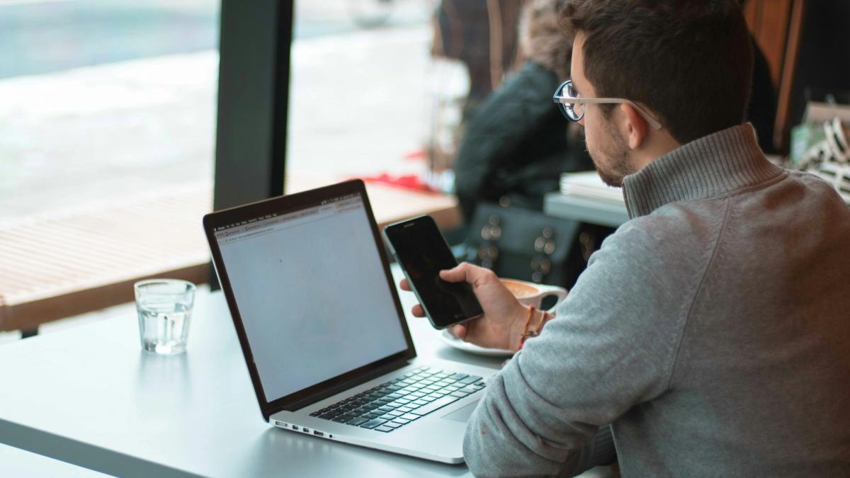 Românii verifică informațiile online mult mai rar decât media europeană, arată datele Eurostat