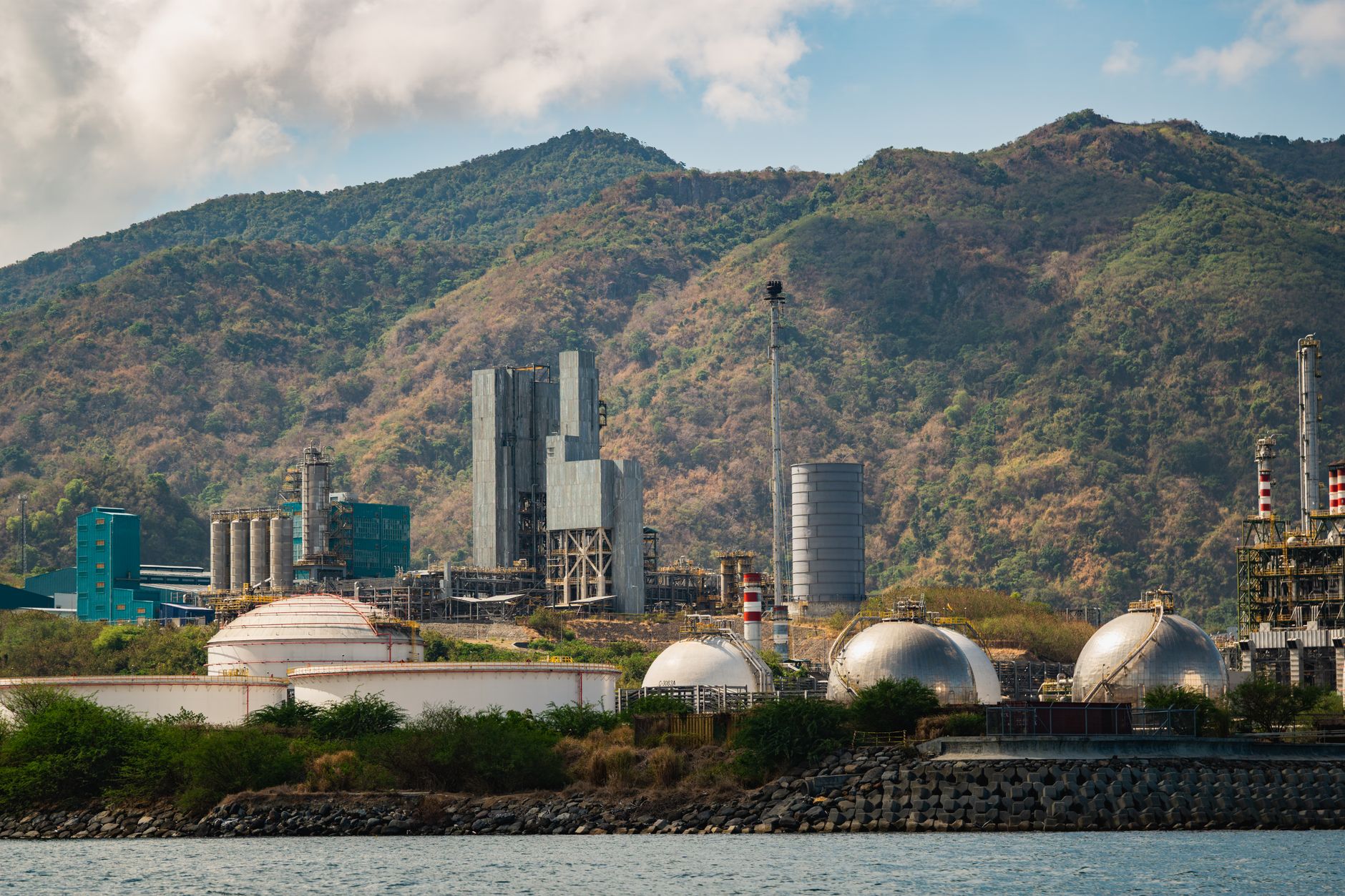 Compania MOL Petrochemicals a fost amendată în Ungaria după o explozie care a provocat un deces