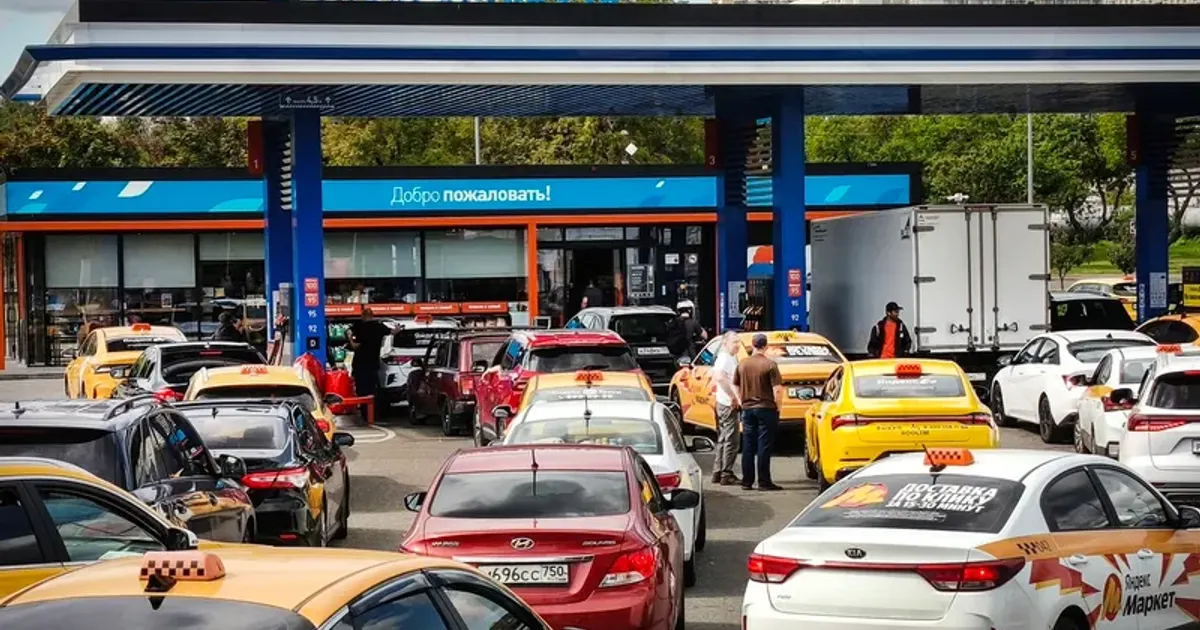 Atacurile ucrainene asupra rafinăriilor rusești au redus cu 45% capacitatea de procesare a petrolului