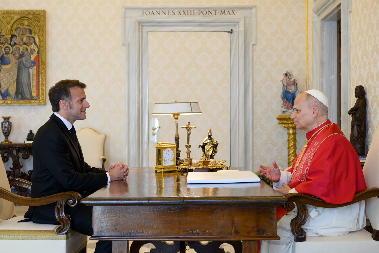 Emmanuel Macron va lipsi de la slujbă în timpul vizitei Papei Leon la Paris