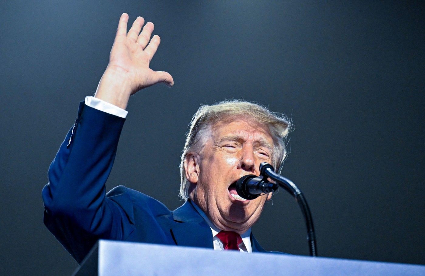 Moment neobișnuit în SUA: Donald Trump nu a mai putut fi auzit în timpul unei conferințe de presă