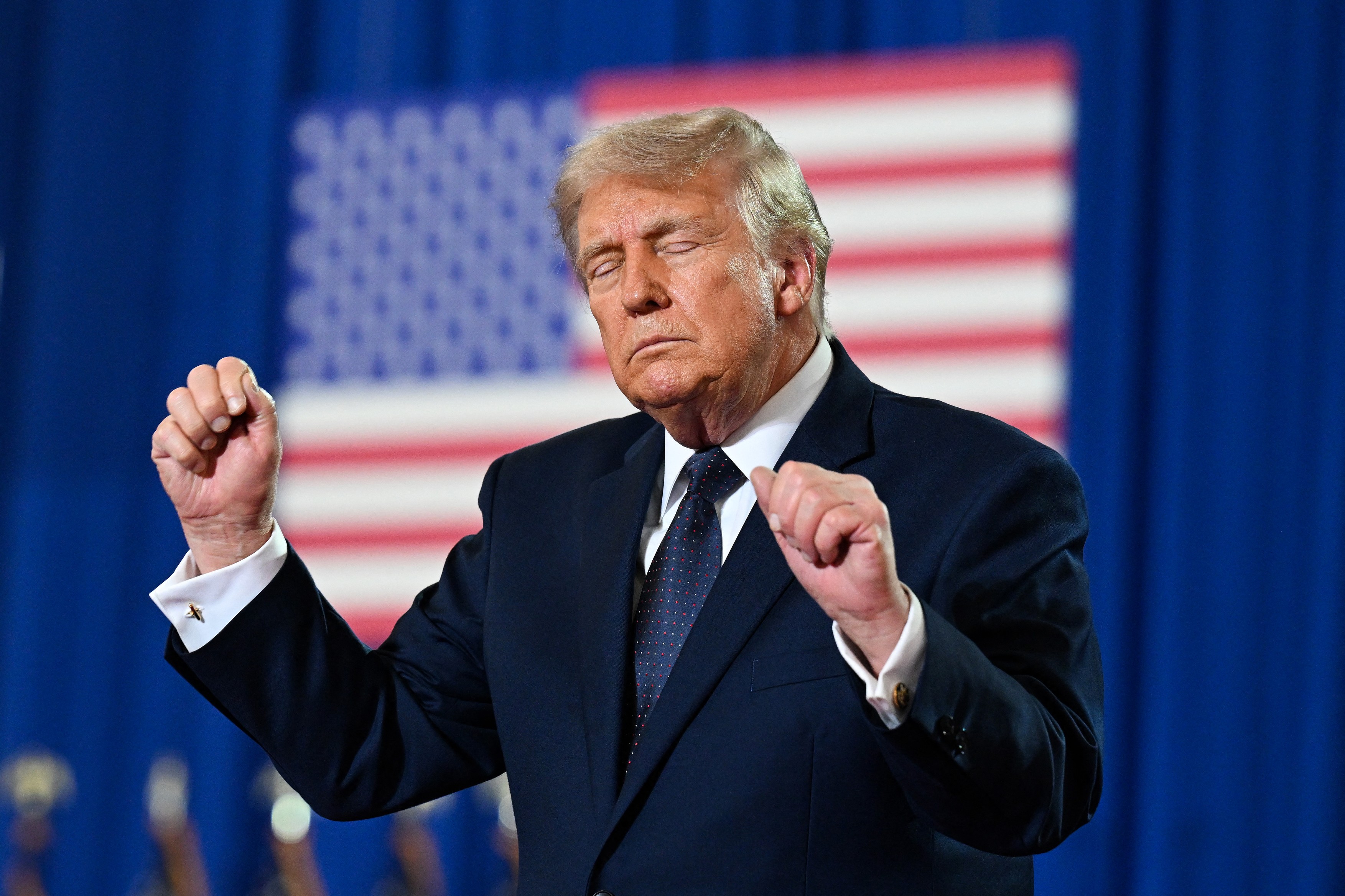Donald Trump schimbă terminologia oficială: SUA vor folosi termenul de super-inteligență în loc de AI
