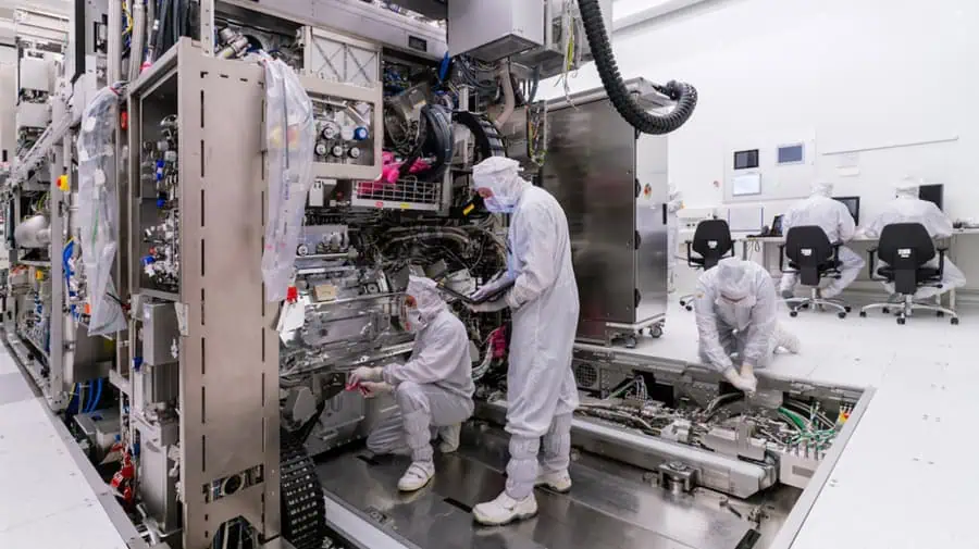 ASML nu mai vinde echipamente de cipuri în Europa: Incapacitatea UE de a investi în semiconductori