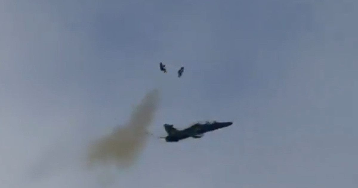 Doi piloți britanici s-au catapultat înainte de prăbușirea unui avion de vânătoare Hawk T2