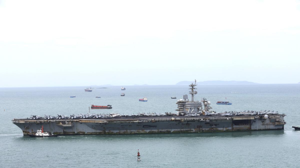 Opt militari americani au încercat să se sinucidă pe portavionul USS Abraham Lincoln în timpul războiului cu Iranul