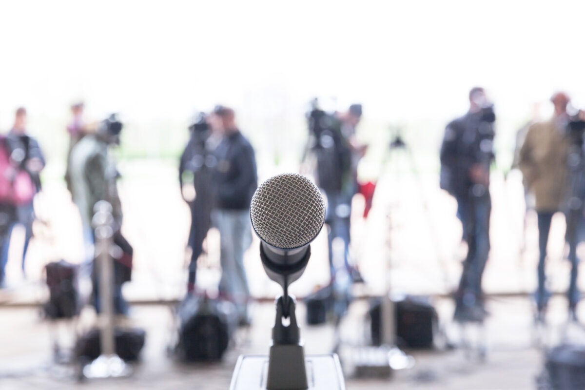 Un judecător federal ordonă Casei Albe să redea acreditările pentru CNN, Politico și MS NOW