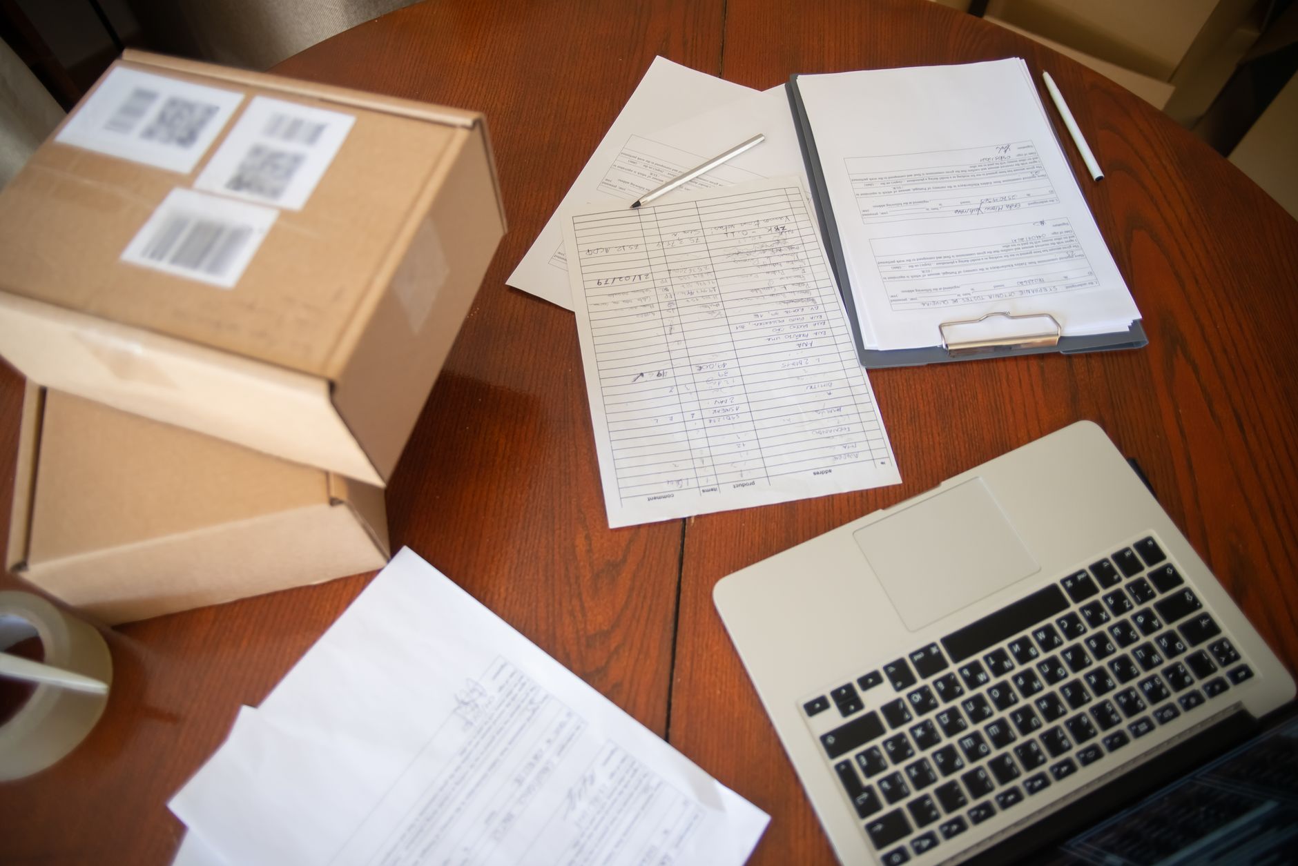 Noile taxe europene asupra coletelor schimbă comerțul online: Sinsay înregistrează creșteri semnificative