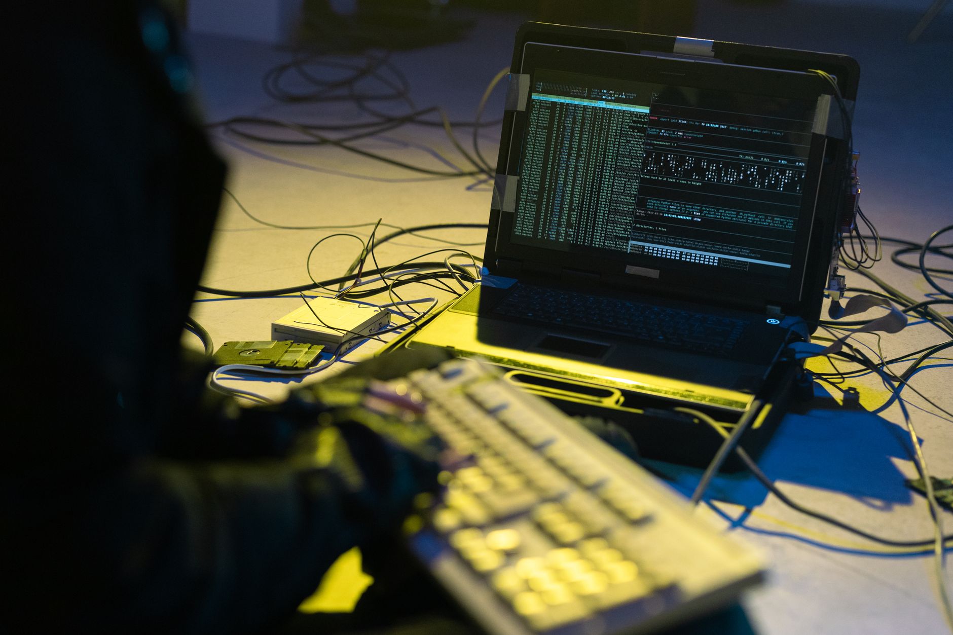 FBI investighează o breșă de securitate majoră: hackerii susțin că au furat date despre agenți