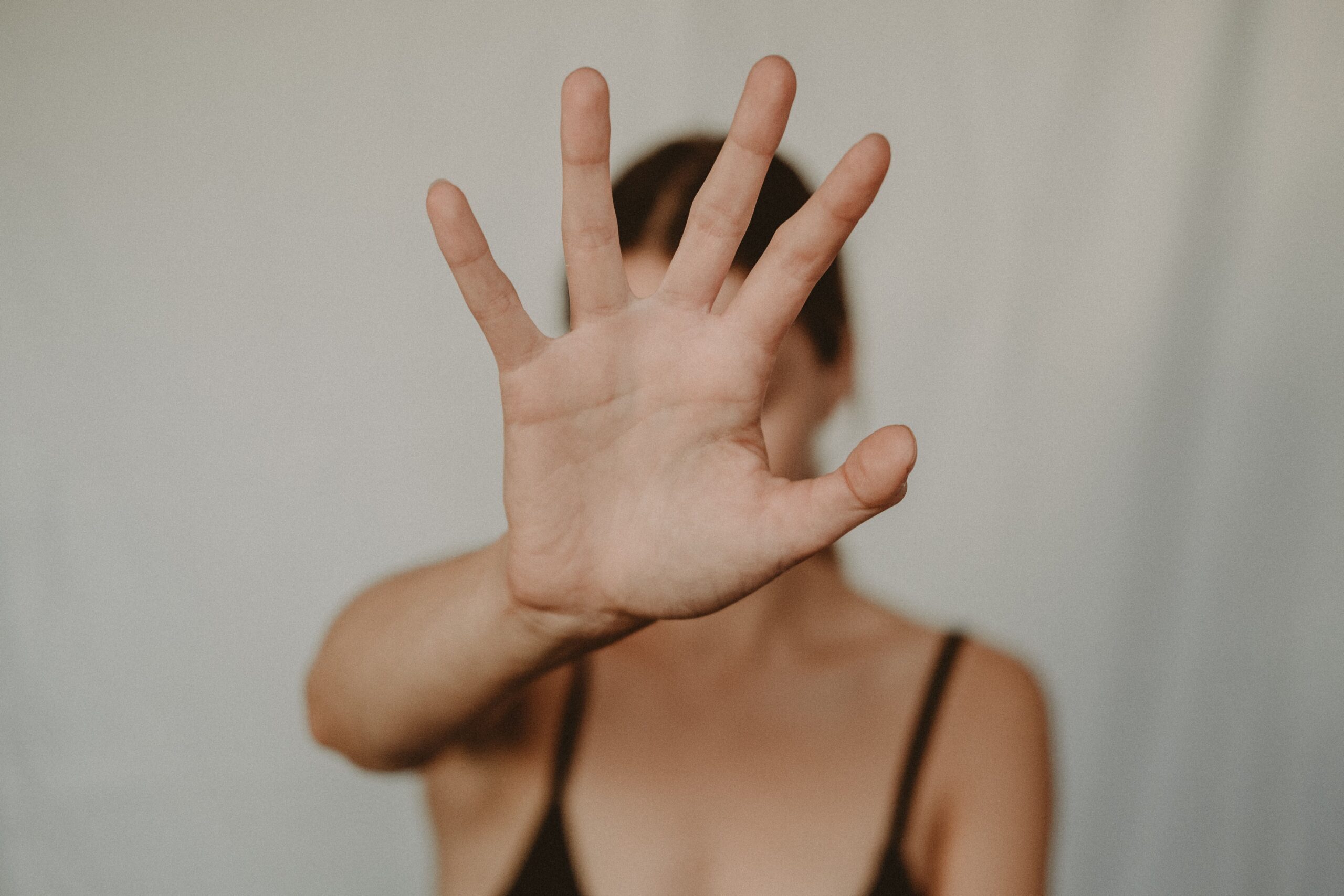 Raport european: Deficiențe în protecția victimelor violenței domestice din România