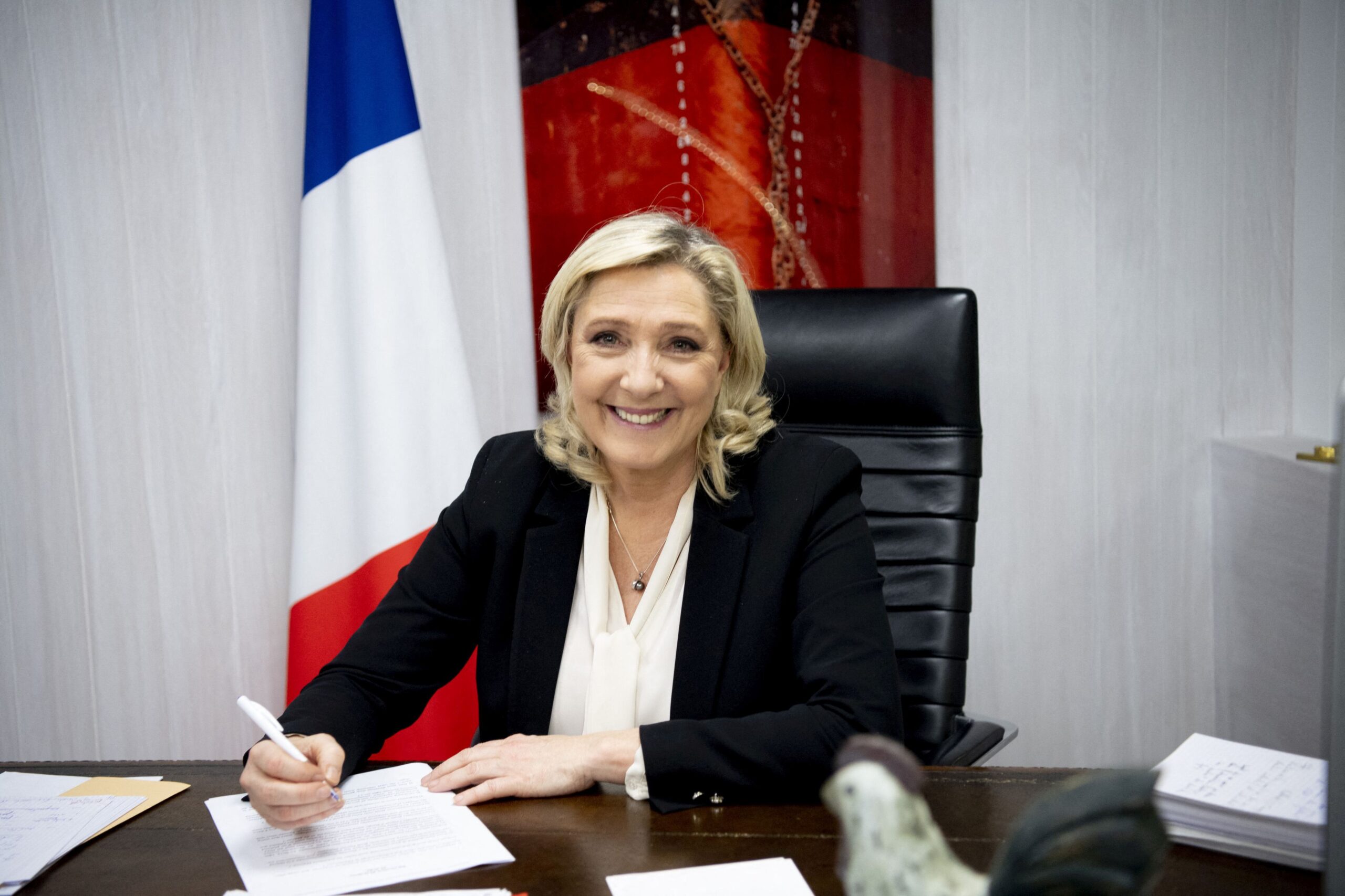 Marine Le Pen conduce în cursa pentru prezidențiala Franței în 2027, indicând o polarizare politică majoră
