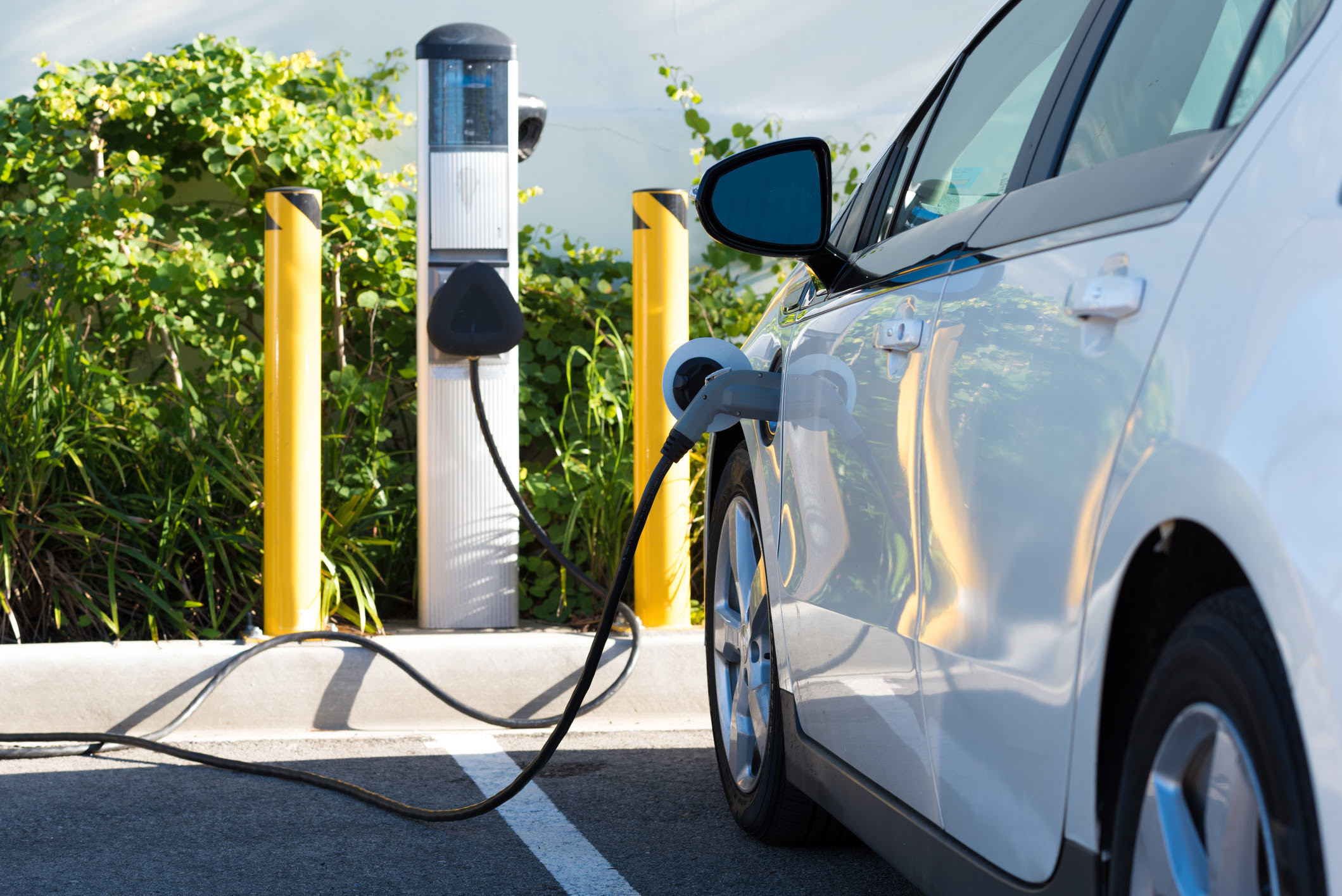 Vehiculele electrice domină piața auto din Uniunea Europeană, în timp ce producătorii chinezi câștigă teren