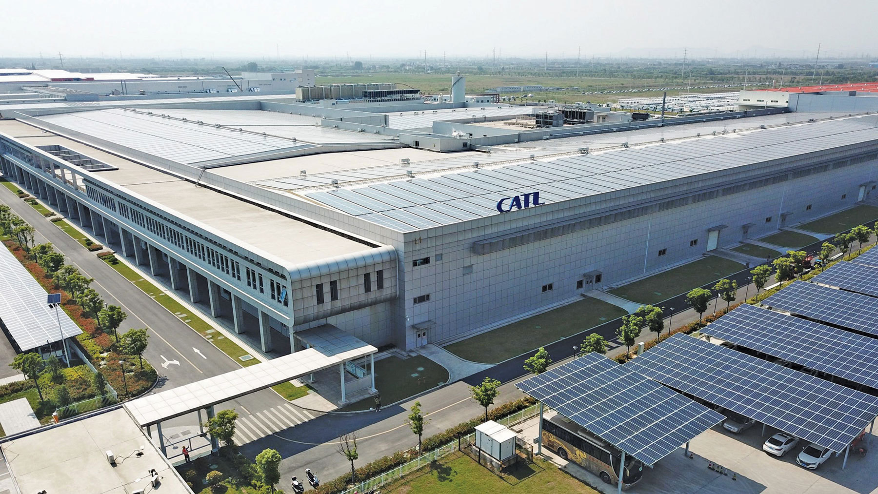 Ungaria atrage giganți în industria bateriilor, în timp ce uzinele mici închid