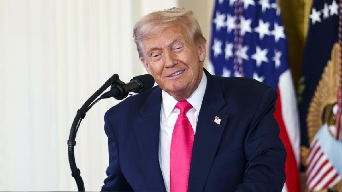 Donald Trump l-a ironizat pe Joe Biden în prezența lui Xi Jinping, folosind un autopen