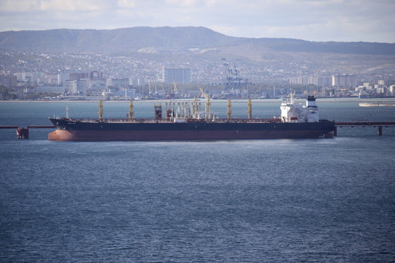 Rusia își înregistrează oficial petrolierele din flota fantomă sub propriul steag pentru a evita reținerile
