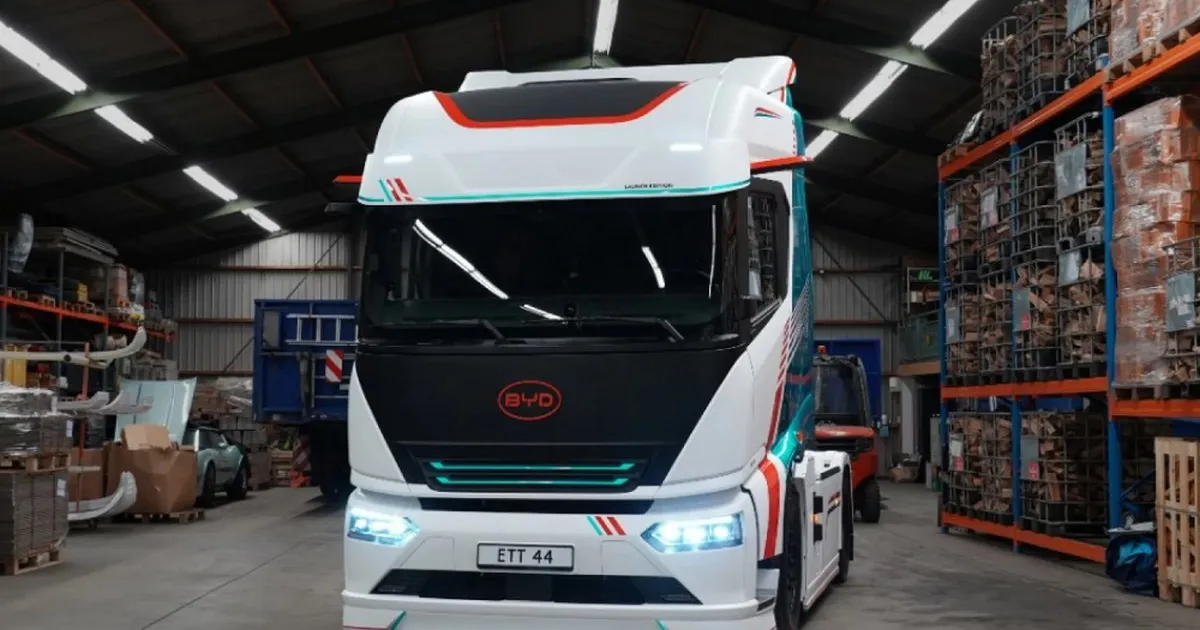 Ofensivă chineză pe piața transportului greu din Europa: BYD lansează cap tractor electric mai ieftin