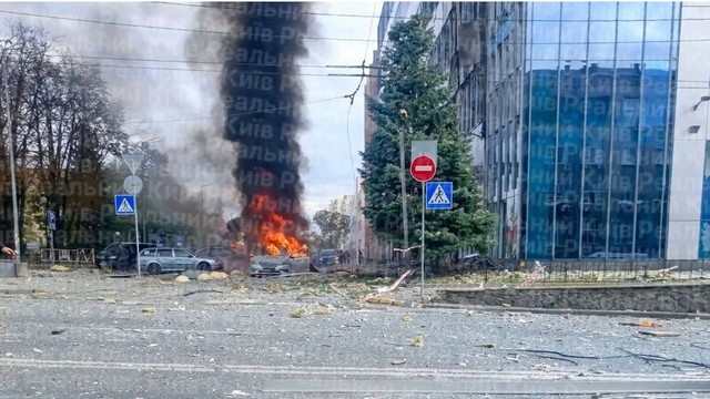 Atac cu drone asupra Kievului: cinci morți și o clădire de birouri incendiată în plină zi